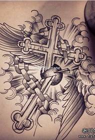 Σταυρωτά φτερά τατουάζ χειρογράφημα μοτίβα παρέχονται από τατουάζ δείχνει