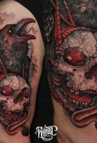 Color de pierna cráneo humano y patrón de tatuaje de cuervo