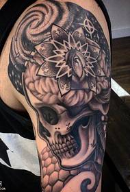 Shoulder's skull skull flower tattoo pattern