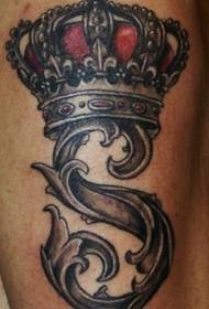 Gotisch alfabet en kroon tattoo patroon