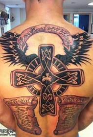 Kříž připojený v tetování vzoru křídla snů