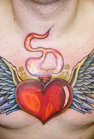 Motif de tatouage ailes coeur de poitrine