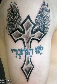 Patrón de tatuaje de alas cruzadas