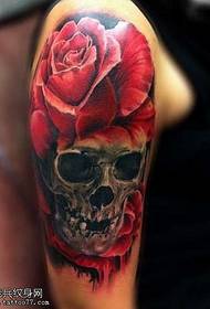 Rose en schedel tattoo patroon