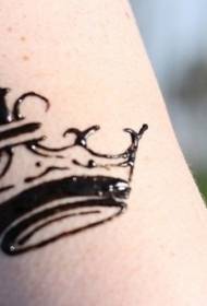Motif de tatouage de couronne fraîche minimaliste noir