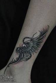 Mooi klassiek vleugels tattoo-patroon op de benen
