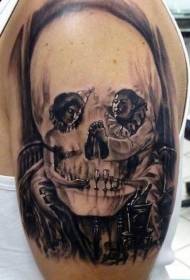 Črno-beli vzorec tetovaže lobanj na ramenih