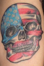 Череп во боја на нозе со шема на тетоважи со американско знаме