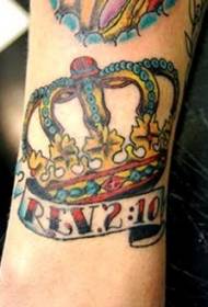Kleurvolle kroon alfanumeriese tatoeëringpatroon