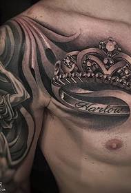 Shoulder realistic crown tattoo pattern