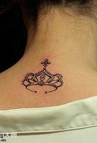 Zadní malá koruna tetování vzor