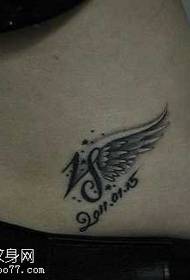Patrón de tatuaje de letra de alas pequeñas y delicadas