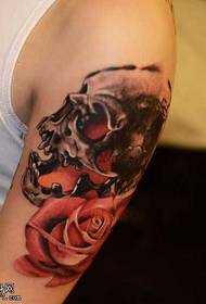 Patró clàssic de tatuatge de flors de braç