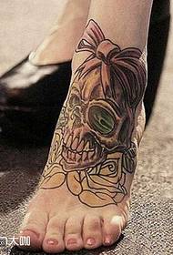 Шаблон татуіроўкі ног на чэрапе