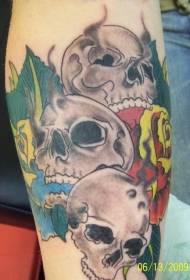 Tre tatoveringsdesign med kranium og rose