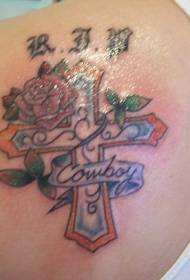 Cruce din spate cu model de tatuaj comemorativ de trandafir