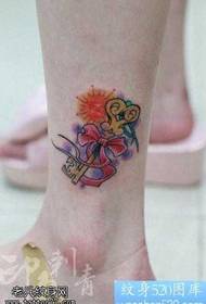 Motivo tatuaggio chiave con zampe piccole