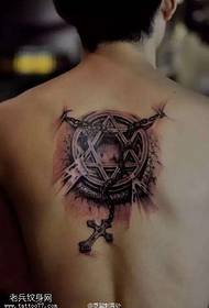 Rugketting kruis tattoo patroon