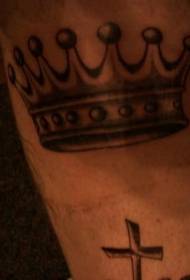 Kunglig krona och kors tatueringsmönster