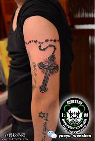 Wzór tatuażu krzyż ramię