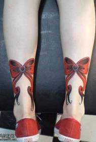 Patrón de tatuaje de lazo rojo de pierna