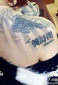 Atramentové krídla tetovanie na ramene