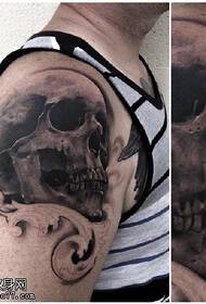 Patrón de tatuaje de tatuaje realista de hombro