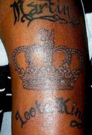 Corona de piedras preciosas y patrón de tatuaje de alfabeto inglés