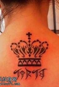 Pattern di tatuate di totem di a corona di volta