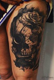 Atramentová lebka ruže tetovanie vzor