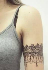 Чипкарка на тантела: додадете девојки во форма на тетоважа на секси нараквица со нараквица од ракави