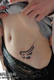 Узорак тотем тетоважа крила на трбуху