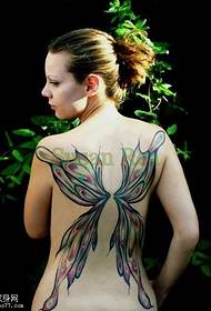 Knækket i et sommerfugl tatoveringsmønster