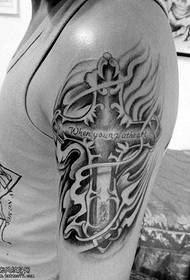 Oboroženi križni vzorec tatoo