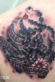 Modeli tatuazh kryq i tatuazhit