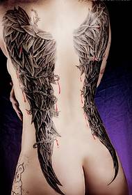 Moteriškos nugaros juodų ir baltų sparnų tatuiruotės modelis