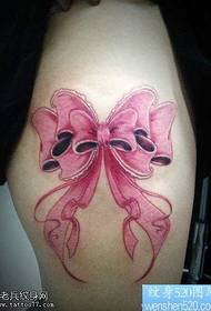 腿粉紅色蝴蝶結紋身圖案