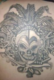 Espalda calavera azteca con patrón de tatuaje de plumas
