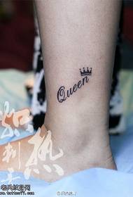 脚腕上的皇冠字符纹身图案