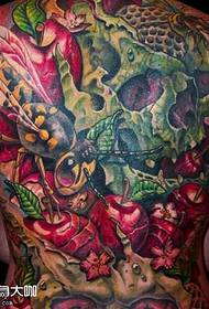 Татуировка с цветами на спине