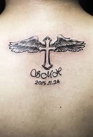 Tatuaje de tótem de alas cruzadas europeas lleno de encanto