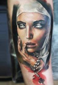 Обојени језиви портрет медицинске сестре са узорком крижне тетоваже