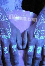 Modello di tatuaggio fluorescente del cranio del braccio