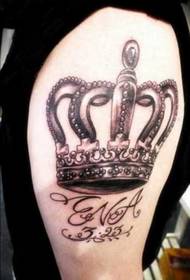 Patrón de tatuaje de corona de brazo