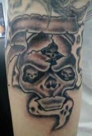 fotografia e tatuazhit të krahut të zi ashe