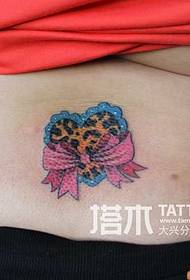 Образец во форма на срце, шема на тетоважи со лак