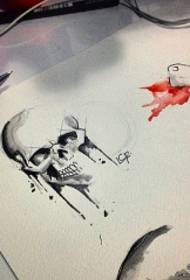 Schoollọ akwụkwọ European na American skull ink tattoo tattoo manus