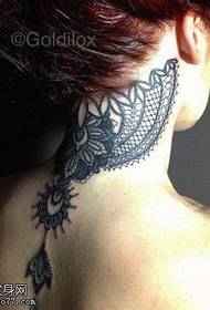 Koronkowy wzór tatuażu na szyi