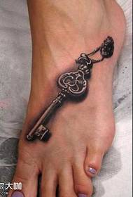 Pēdas atslēgas tetovējuma modelis