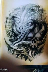 Horror skalle tatuering visar bildmönster